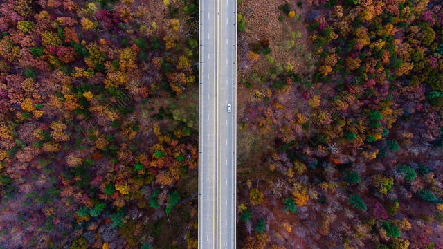 道路现代山林间穿越的公路交通道路山林背景图片