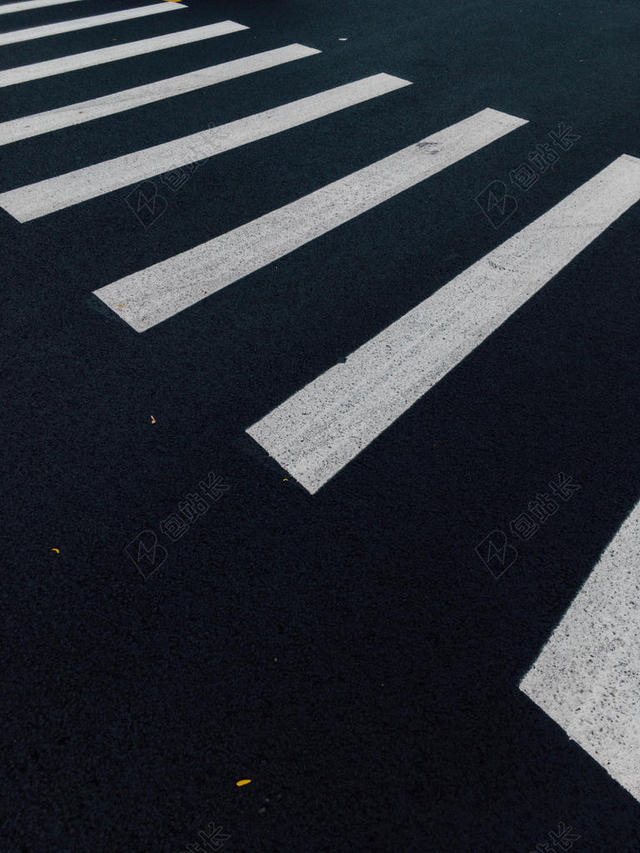 黑白经典道路上的斑马线标识指示公路建设背景图片