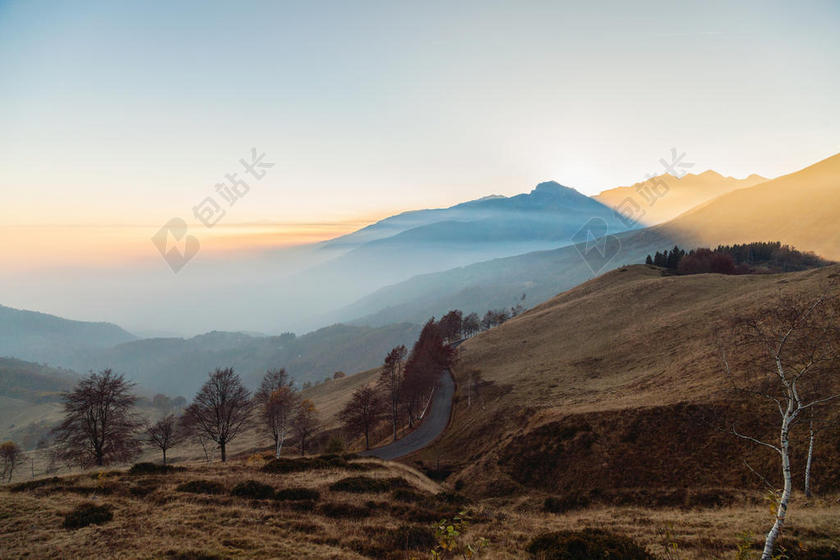黑色旅行浪漫渐变天空山川河流树林背景图片