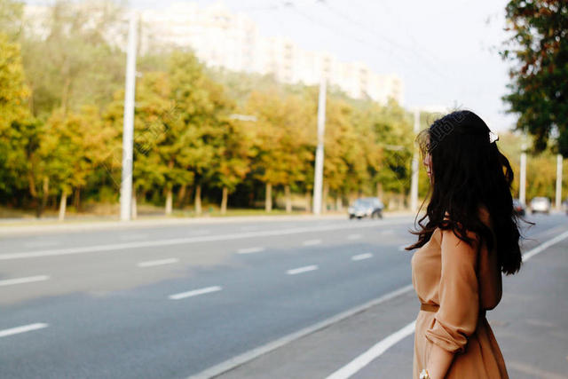 人物优雅站在马路边的长发女子公路女士街拍背景图片