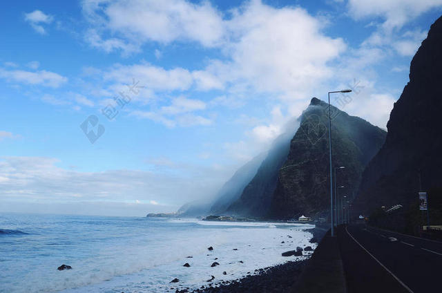 蓝白自然美丽清新蓝天下的海滩和山峰自然山水背景图片