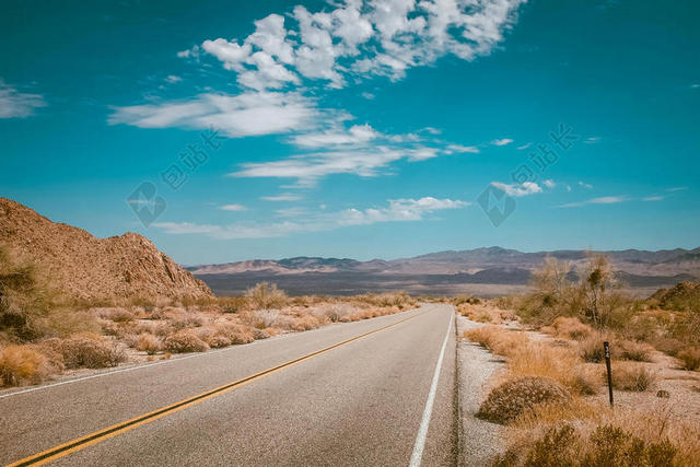 荒漠里笔直的公路背景图片