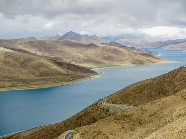 阴天山坡上的公路背景图片