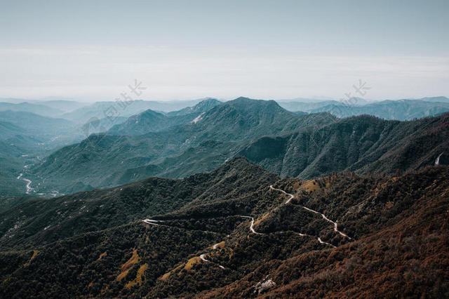 黑色山脉和蜿蜒的公路背景图片