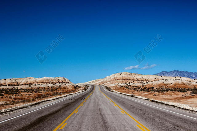 旅游自然公路上一望无际的地平线背景图片