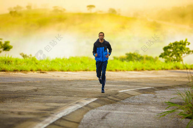 清晨马路上跑步的青年背景图片
