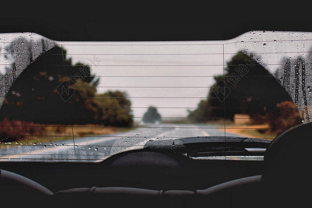 雨天公路上的汽车背景图片