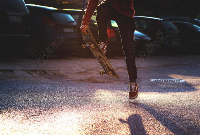 玩滑板的青年背景图片