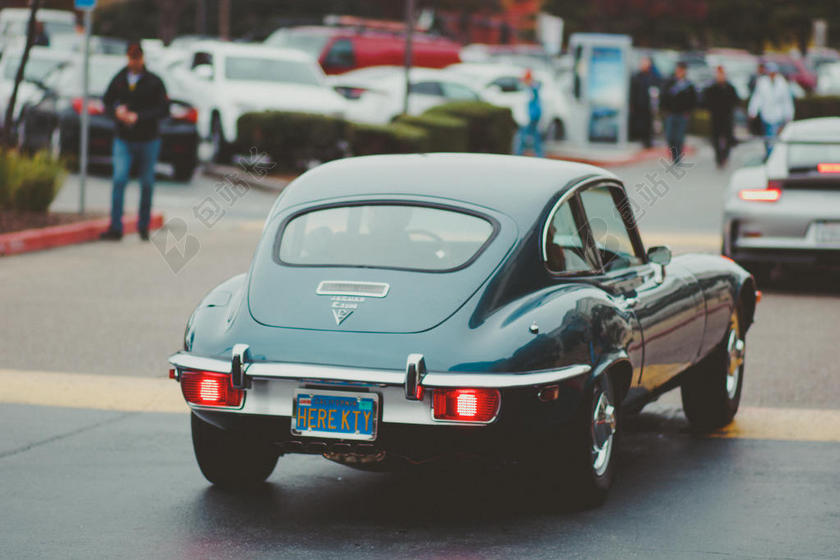 汽车怀旧马路上行驶的老旧车汽车设计交通道路街景背景图片