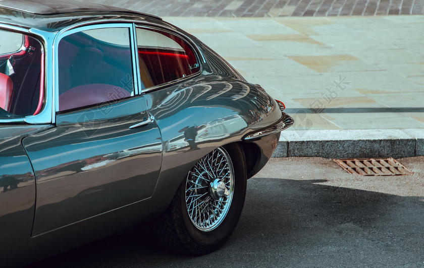 汽车复古路面上的汽车汽车配件设计背景图片