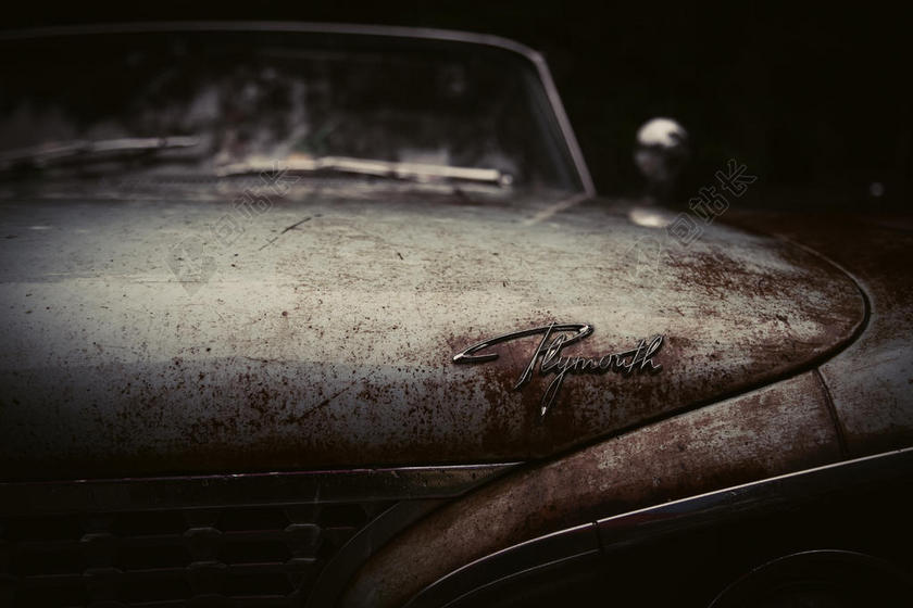 汽车细节汽车上的标牌特写汽车配件标牌背景图片