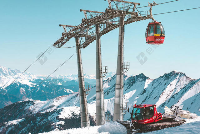 设施现代雪山顶上的缆车旅游休闲户外背景图片
