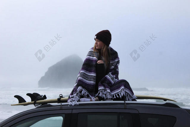 海滩轿车车顶上的女孩背景图片