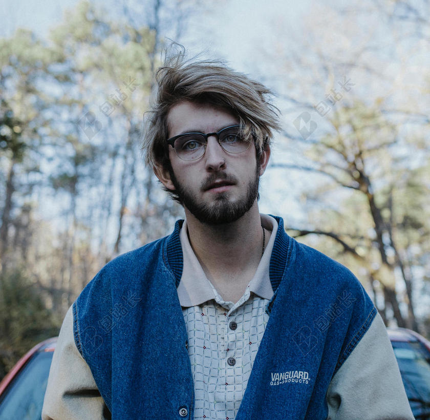 人物帅气户外汽车边的男子人物户外摄影背景图片