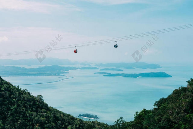 旅游自然蓝天白云之下的缆车风景背景图片
