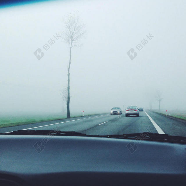 灰白汽车行驶而过路面上的汽车汽车性能风景背景图片