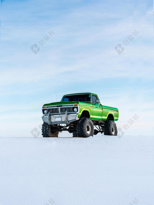 绿白汽车现代蓝天下雪地上的越野车汽车设计背景图片