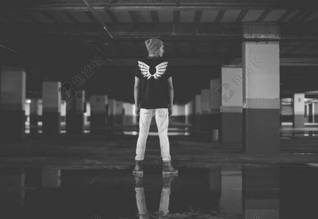 黑灰人物时尚站在地下室停车场的男子背影服装搭配时尚人物室内背景图片