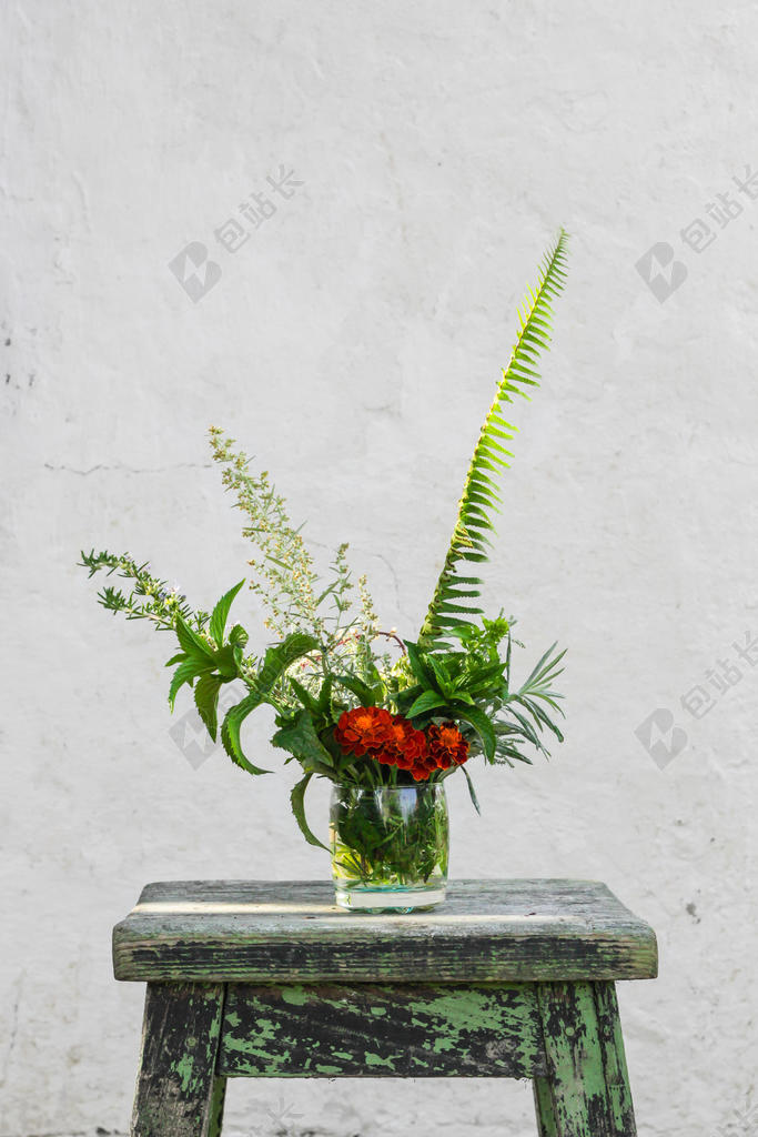 木凳上的插花背景图片