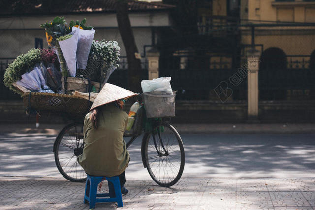 户外买鲜花花束自行车女背景图片