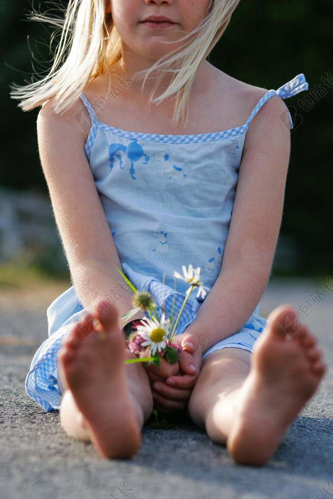 人物可爱坐在地上的拿花小女孩摄影街拍女孩背景图片