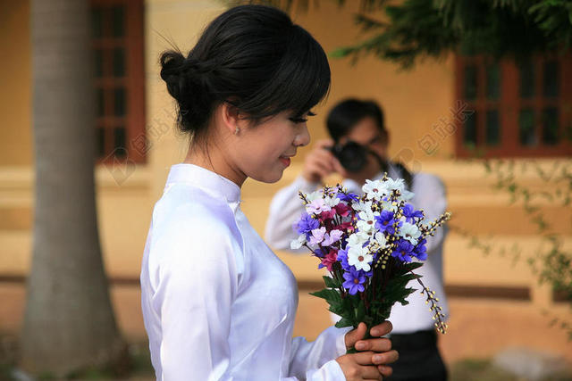 拿花束的美丽少女背景图片