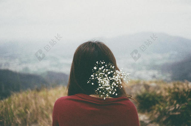 广告自然户外头戴鲜花的女性模特宣传背景图片