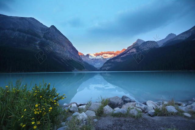 蓝色自然层次蓝天下的群山湖水鲜花等自然景点观光背景图片