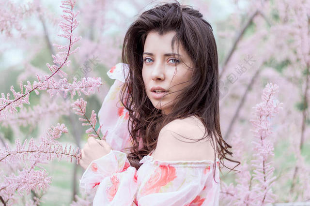 人物性感在花丛间的女孩户外植物人物摄影背景图片