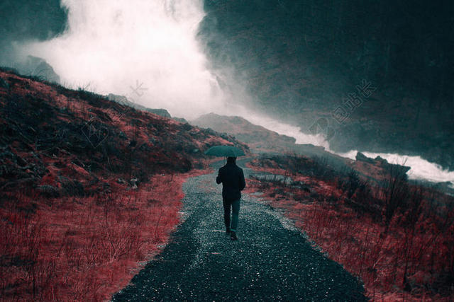 肚子一人漫步雨中的背景图片