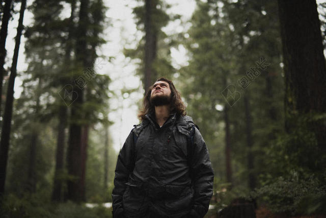旅游自然户外探险男子模特背景图片