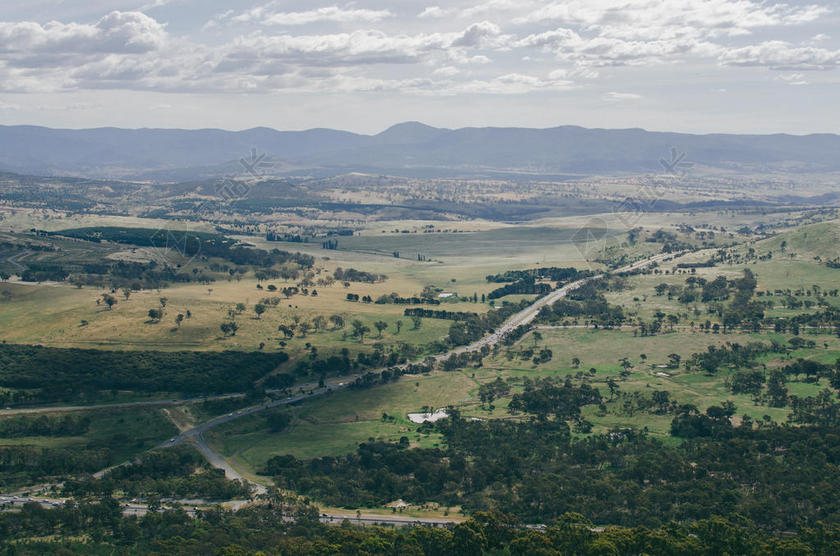 自然广袤天空下的群山原野自然背景图片