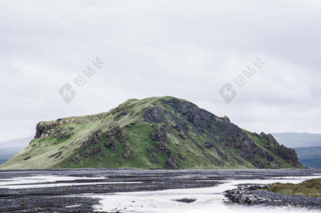 自然秀丽天空下的山峰流水山水自然背景图片