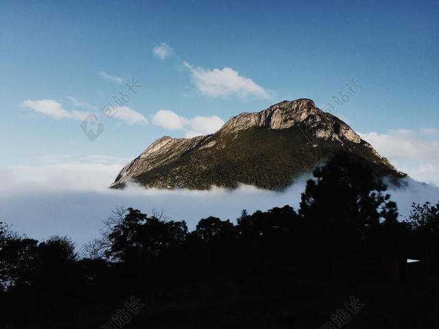 白色自然风景白色云雾上的山峰背景图片