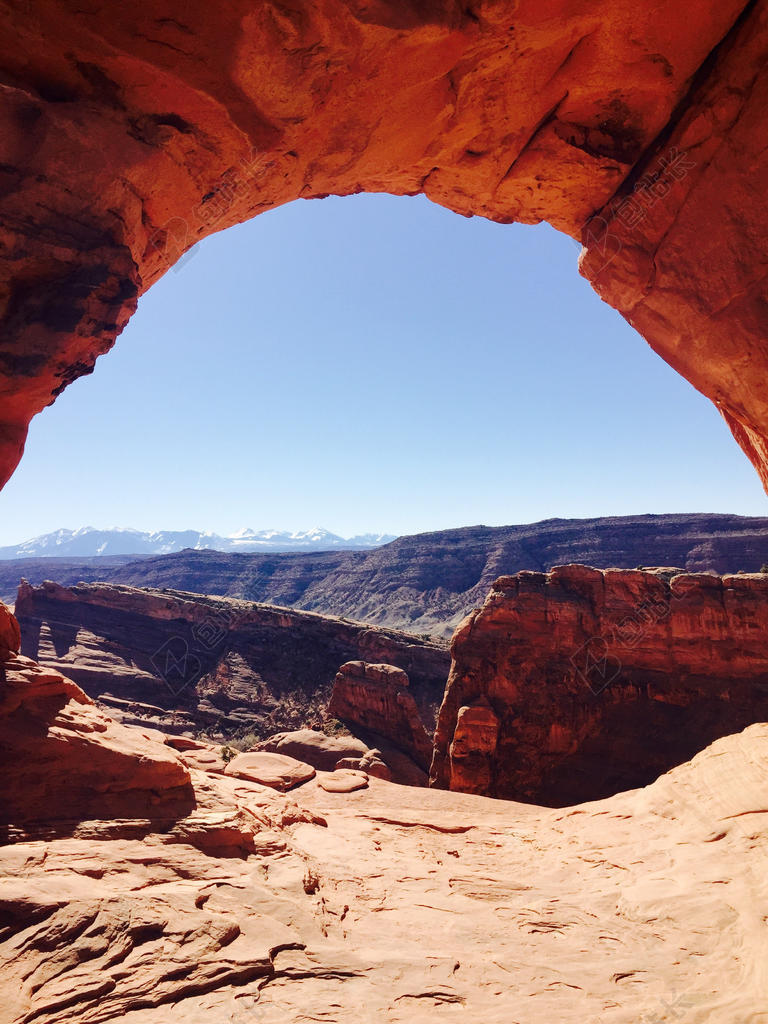 黄蓝自然神奇蓝天下的山谷群山自然天空背景图片