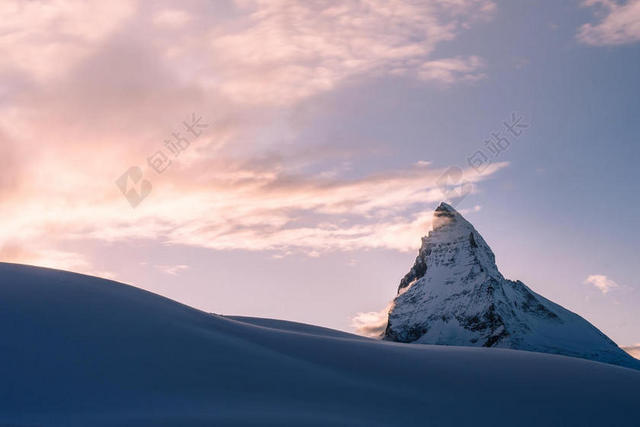 自然寒冷蓝天下的山谷和雪地雪山天空背景图片