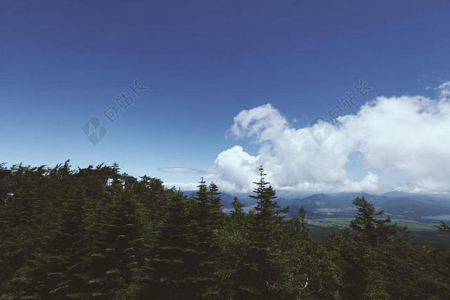 蓝绿自然那壮阔蓝天白云下的山林山野自然背景图片