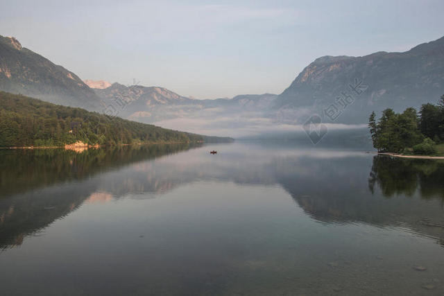自然秀美户外群山树林流水自然山水背景图片