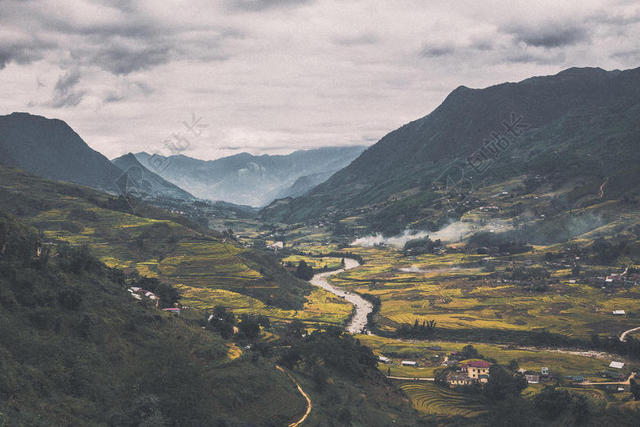山间的河流和平原背景图片
