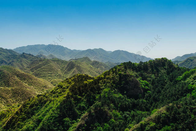 蓝绿自然秀美壮丽蓝天下的连绵群山山峰天空自然背景图片