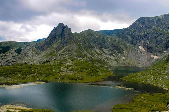 山丘里宁静的湖泊背景图片