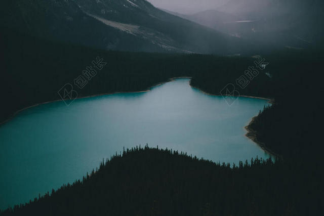 蓝黑自然秀美群山下的树林和湖水自然山水背景图片