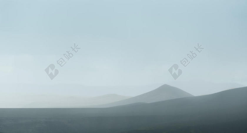 朦胧的远山和薄雾背景图片