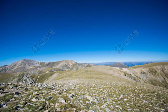 荒芜的山坡背景图片