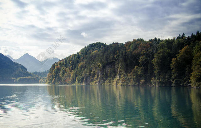 自然秀丽蓝天下山野和湖水山水自然背景图片