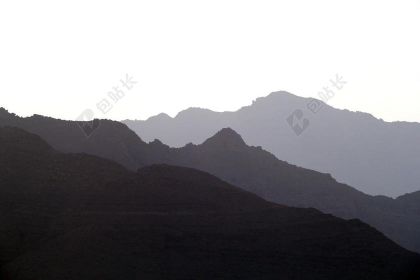 清晨的山脉背景图片