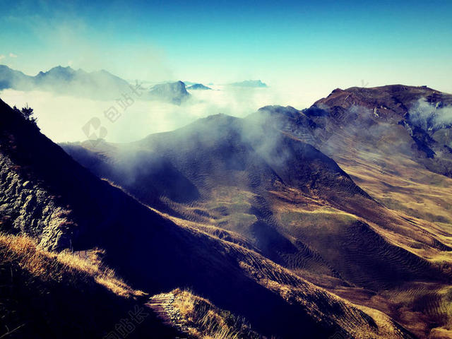自然秀美蓝天下的群山云雾自然山野背景图片