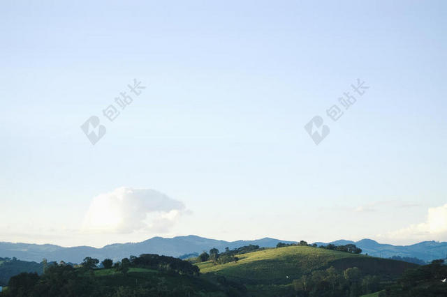 蓝绿自然壮丽蓝天下的群山和草原自然群山旅途背景图片
