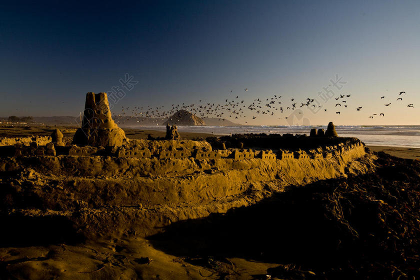 旅游唯美古建筑小鸟群飞翔山水风景背景图片