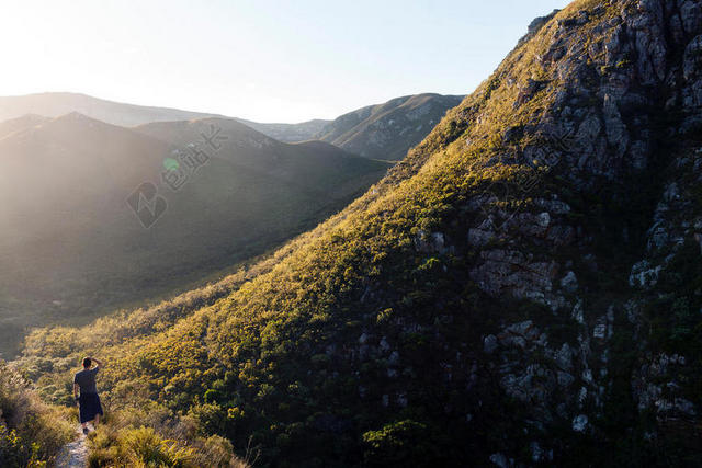 自然壮丽蓝天下的连绵山谷和女孩人物摄影山背景图片